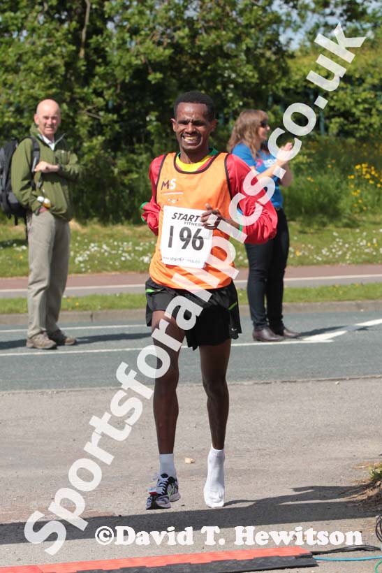 Wondiye Fikre Indelbu wins the Newton Aycliffe 10k Road Race wearing only one shoe.